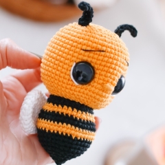 Bumblebella amigurumi pattern by Crocheniacs