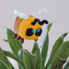 Square Bee amigurumi by Crocheniacs