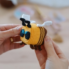 Square Bee amigurumi pattern by Crocheniacs