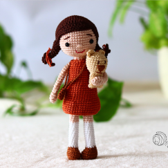 Lili, the crochet doll & quick bear