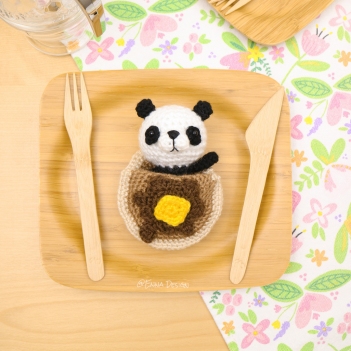 Pocket Pet - Panda in a Pancake amigurumi pattern by Emi Kanesada (Enna Design)