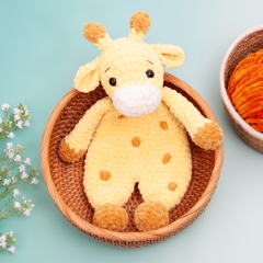 Giraffe lovey snuggler amigurumi pattern by Diminu