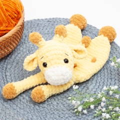 Giraffe lovey snuggler amigurumi by Diminu