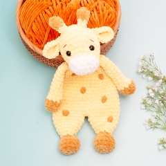 Giraffe lovey snuggler amigurumi pattern by Diminu