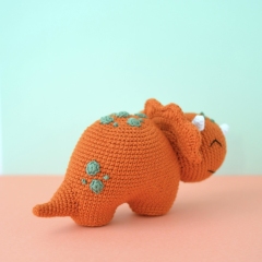 Trevor the Triceratops amigurumi by Elisas Crochet
