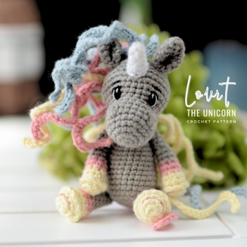 Lovit the unicorn amigurumi pattern by Plączenitka