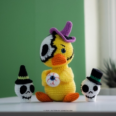 Vesper the Creepy Duck amigurumi pattern by Lennutas