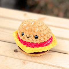 No-Sew Mini Burger amigurumi pattern by Curiouspapaya