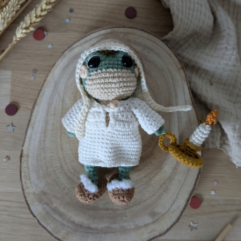 Frog's night outfit amigurumi pattern by La Fabrique des Songes