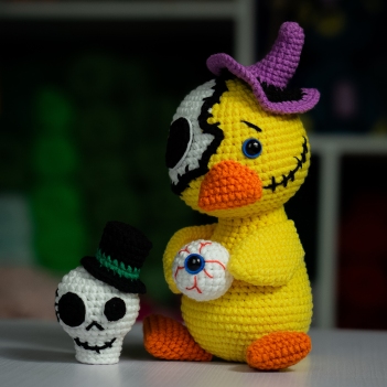 Vesper the Creepy Duck amigurumi pattern by Lennutas