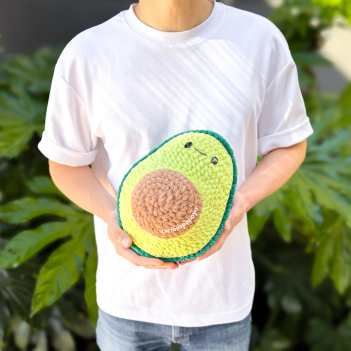 No-Sew Giant Avocado amigurumi pattern by Curiouspapaya