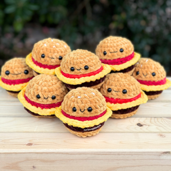 No-Sew Mini Burger amigurumi pattern by Curiouspapaya