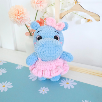 Hippo with tutu amigurumi pattern by Hugurumitoys