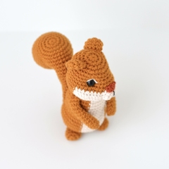 Maple the Squirrel amigurumi by Elisas Crochet