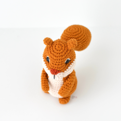 Maple the Squirrel amigurumi pattern by Elisas Crochet