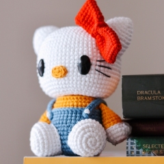 Hello Kitty amigurumi by Crocheniacs