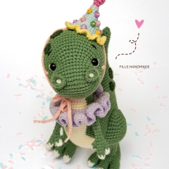 Tazzy the T. Rex Dinosaur amigurumi pattern by FILLE handmade