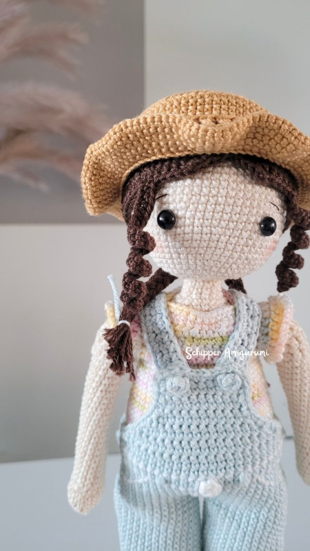 Doll Robin and Outfit Lilly amigurumi pattern - Amigurumi.com