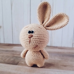 Benjamin the Bunny amigurumi by apinchofcotton