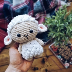 Dolly the Sheep amigurumi by apinchofcotton