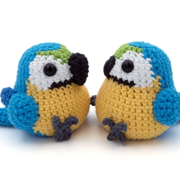 Blue and Gold Macaw amigurumi pattern by MevvSan