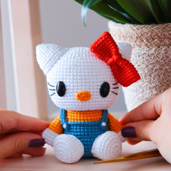 Hello Kitty amigurumi pattern by Crocheniacs
