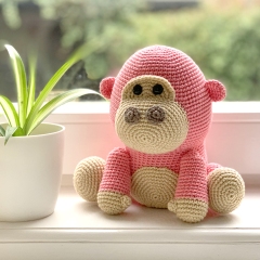 Bonzo the Gorilla amigurumi pattern by DIY Fluffies