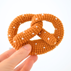 Amigurumi Pretzel amigurumi pattern by Elisas Crochet