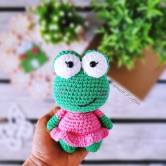 Mr & Mrs Frog amigurumi by apinchofcotton
