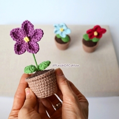 Violet in a pot  amigurumi by apinchofcotton