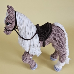 Horse Blondie with saddle amigurumi pattern by SaphirhaseDesign