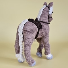 Horse Blondie with saddle amigurumi by SaphirhaseDesign