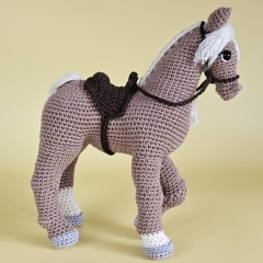 Horse Blondie with saddle amigurumi pattern by SaphirhaseDesign