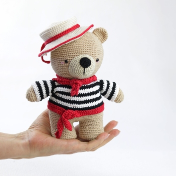 Gondolier outfit amigurumi pattern by Madelenon