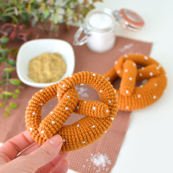 Amigurumi Pretzel amigurumi pattern by Elisas Crochet