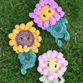 Bella the flower amigurumi pattern by Gutherz Design