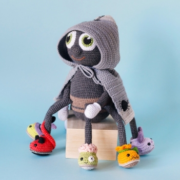 Halloween Spider amigurumi pattern by Planet Piu