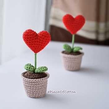 Heart in a pot amigurumi pattern by apinchofcotton
