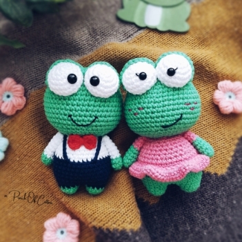 Mr & Mrs Frog amigurumi pattern by apinchofcotton