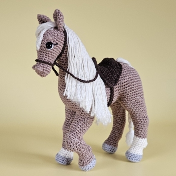 Horse Blondie with saddle amigurumi pattern by SaphirhaseDesign