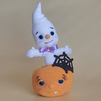 Spooky the Pumpkin Ghost amigurumi pattern by SaphirhaseDesign