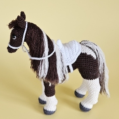 Horse Pedro with saddle and bridle amigurumi pattern by SaphirhaseDesign