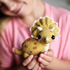 Dinosaur Triceratops Ozzy amigurumi pattern by Loopy Pattern