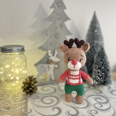 Pirouette, the playful reindeer amigurumi pattern by Galounette Crochete