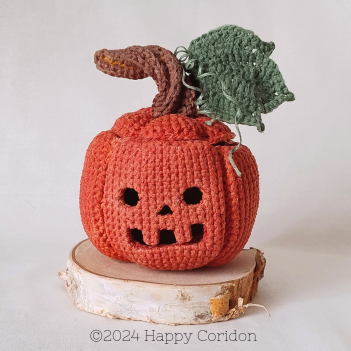 Jack-o'-lantern amigurumi pattern by Happy Coridon