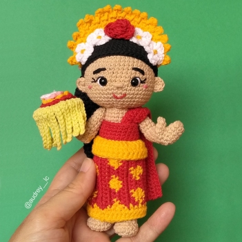 Niluh Ayu the Pendet Dancer amigurumi pattern by Audrey Lilian Crochet