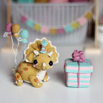 Dinosaur Triceratops Ozzy amigurumi pattern by Loopy Pattern