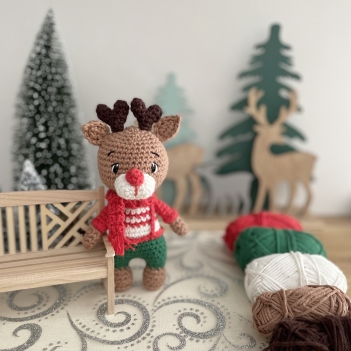 Pirouette, the playful reindeer amigurumi pattern by Galounette Crochete