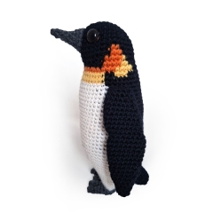 Lynn the Penguin amigurumi pattern by YukiYarn Designs