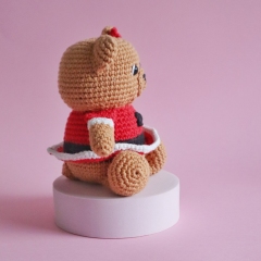 Audrey the Festive Bear amigurumi by Cara Engwerda